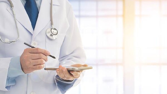 Doctor-with-tab